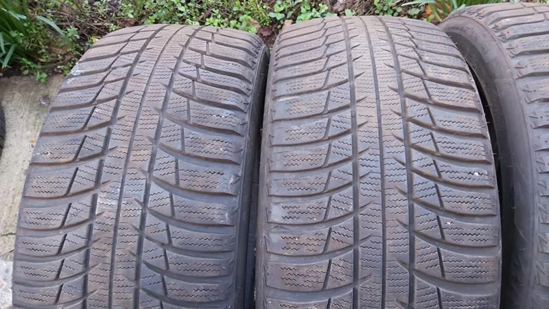 Гуми Зимни 245/45R18, снимка 2 - Гуми и джанти - 27512333