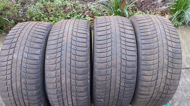 Гуми Зимни 245/45R18, снимка 1 - Гуми и джанти - 27512333