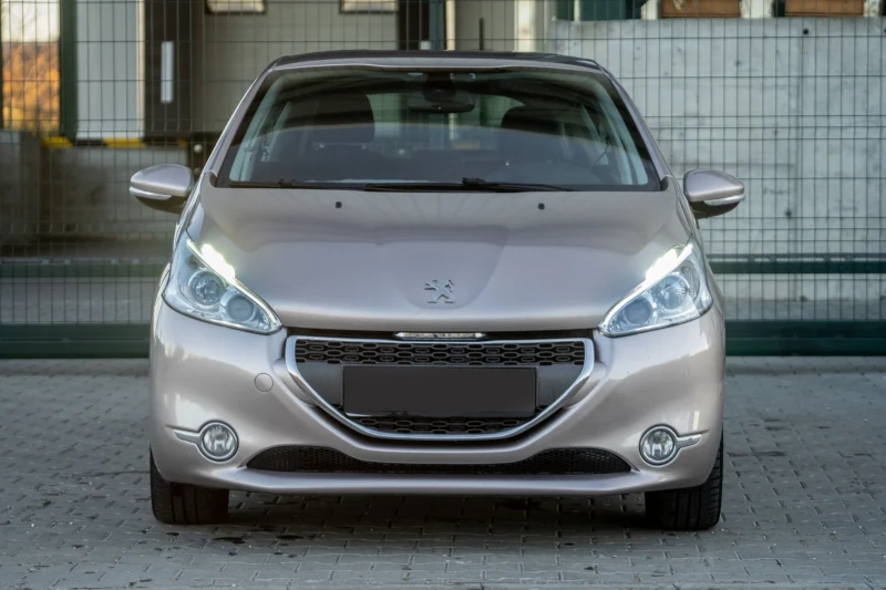 Peugeot 208 УНИКАТ!!! Перфектно , снимка 2 - Автомобили и джипове - 48117288