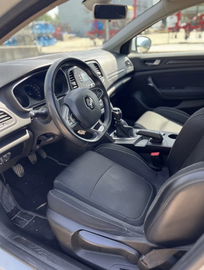 Renault Megane 1.2 I, снимка 8 - Автомобили и джипове - 52445822
