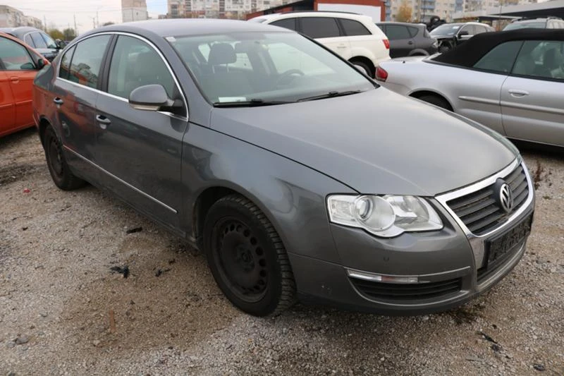 VW Passat 1.6 FSI, снимка 2 - Автомобили и джипове - 34726285