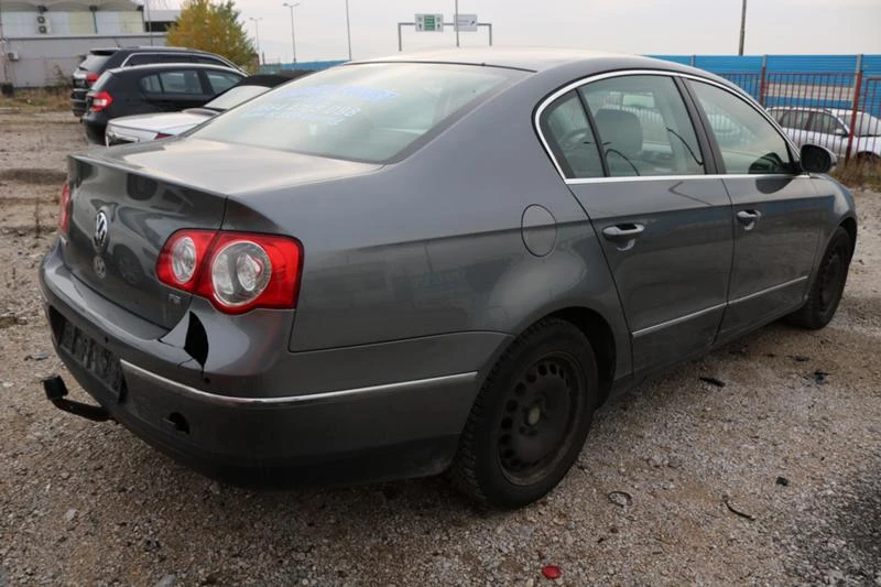 VW Passat 1.6 FSI, снимка 4 - Автомобили и джипове - 34726285