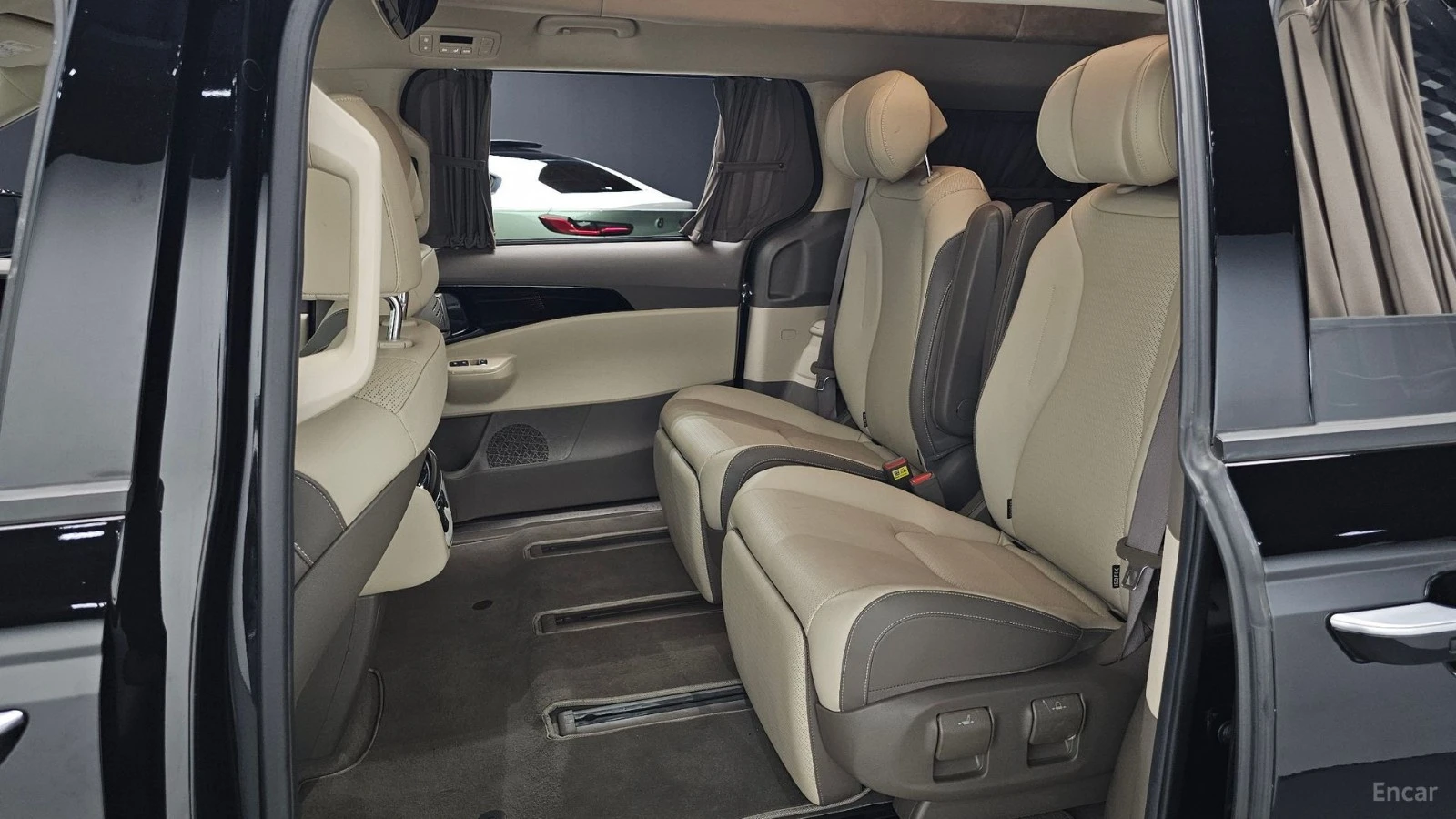 Kia Carnival HIGH-LIMO* DISTRONIC* ОБДУХВАНЕ* МАСАЖИ* 360* HUD*, снимка 10 - Автомобили и джипове - 55513053