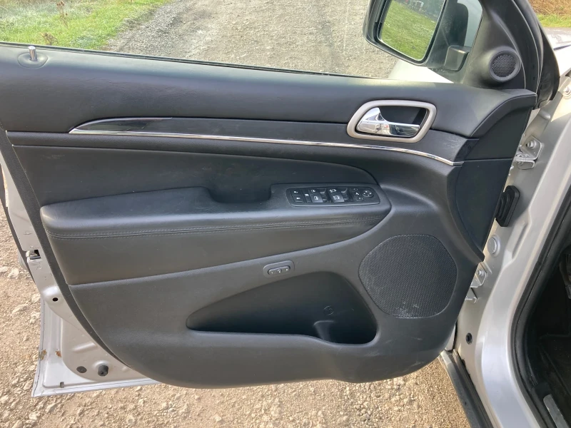 Jeep Grand cherokee 3.0 240 ks Overland, снимка 9 - Автомобили и джипове - 52622719