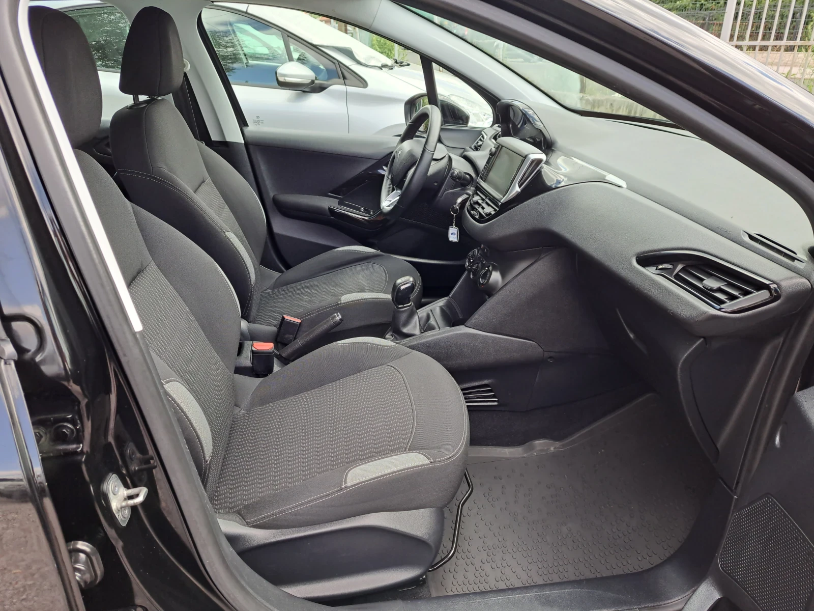 Peugeot 208 1.2i euro 6 - изображение 10