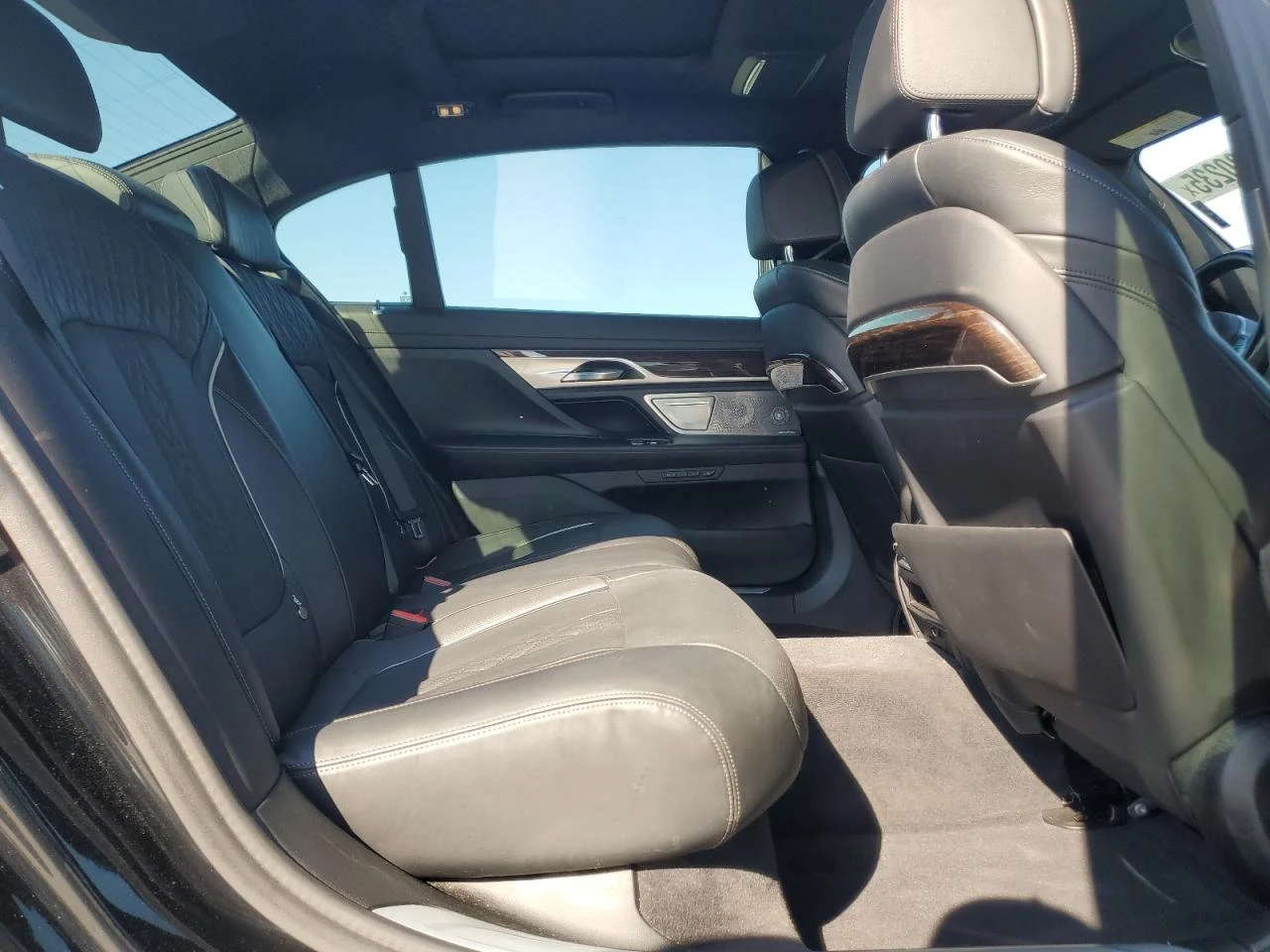 BMW 750 xDrive / Massage Seats / B&W Audio / 530hp /  - изображение 10