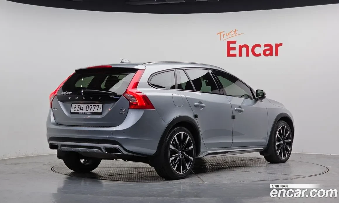 Volvo V60 AWD * 85 000KM * LANE ASSIST * BLIND SPOT, снимка 2 - Автомобили и джипове - 54345950