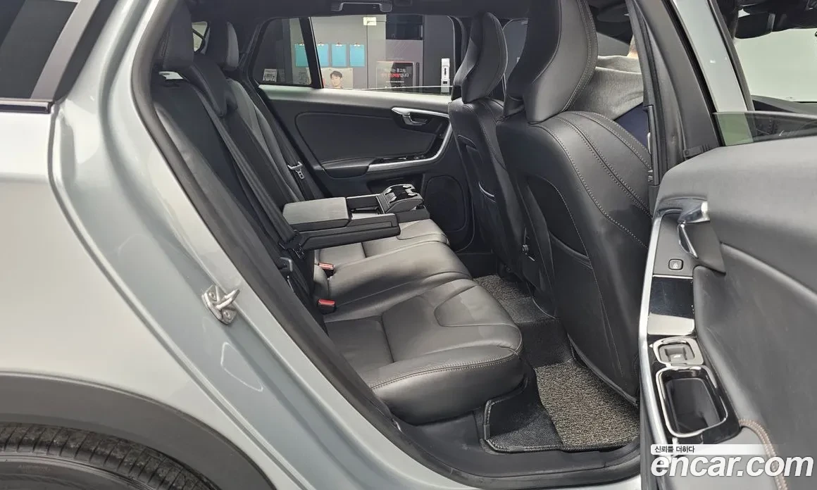 Volvo V60 AWD * 85 000KM * LANE ASSIST * BLIND SPOT, снимка 13 - Автомобили и джипове - 54345950