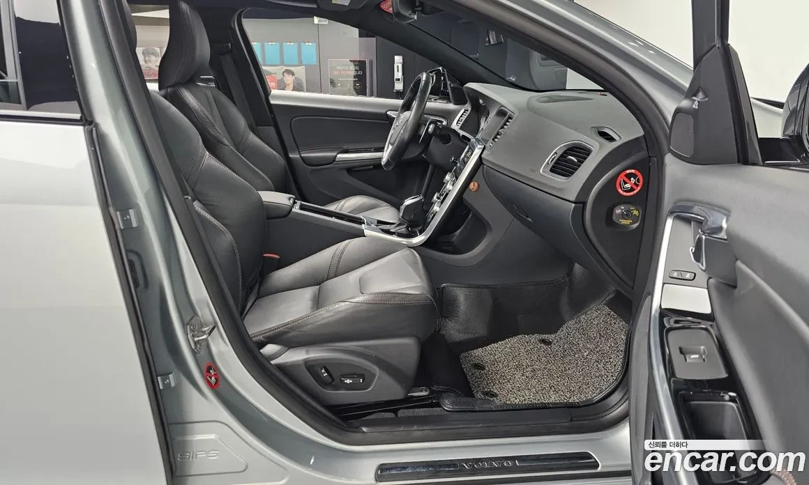 Volvo V60 AWD * 85 000KM * LANE ASSIST * BLIND SPOT, снимка 14 - Автомобили и джипове - 54345950