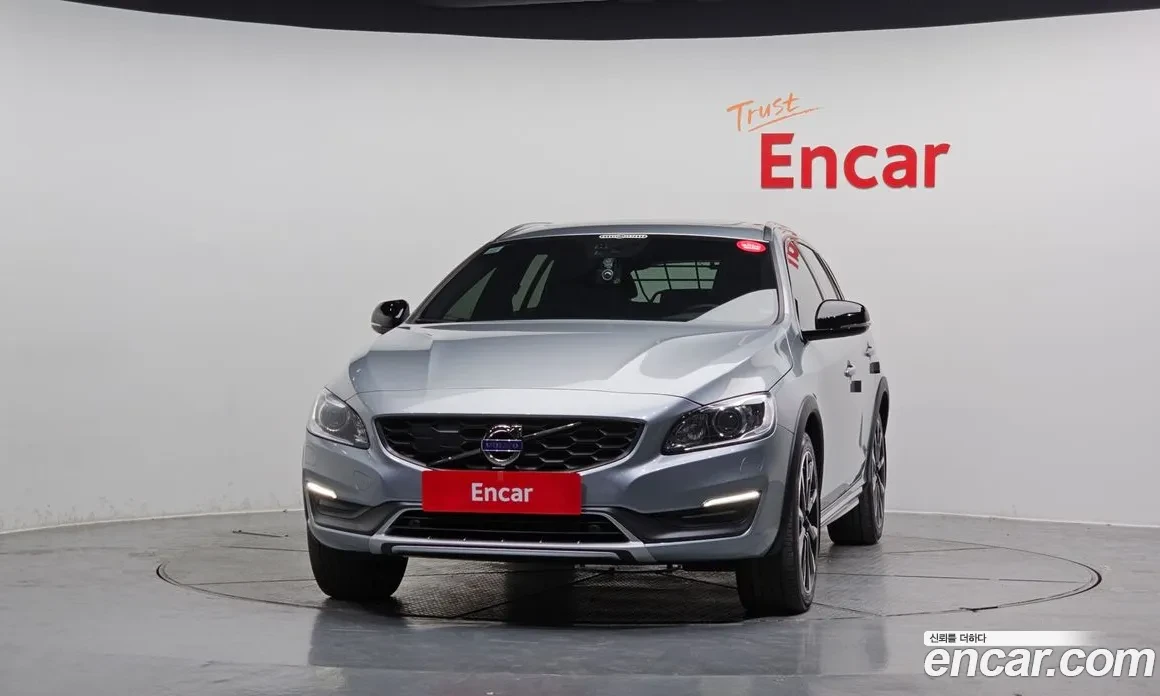 Volvo V60 AWD * 85 000KM * LANE ASSIST * BLIND SPOT, снимка 3 - Автомобили и джипове - 54345950