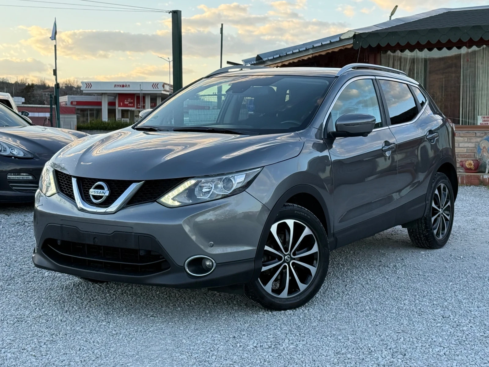 Nissan Qashqai 1.5DCi 360Кам Нави Пано, снимка 2 - Автомобили и джипове - 54182472