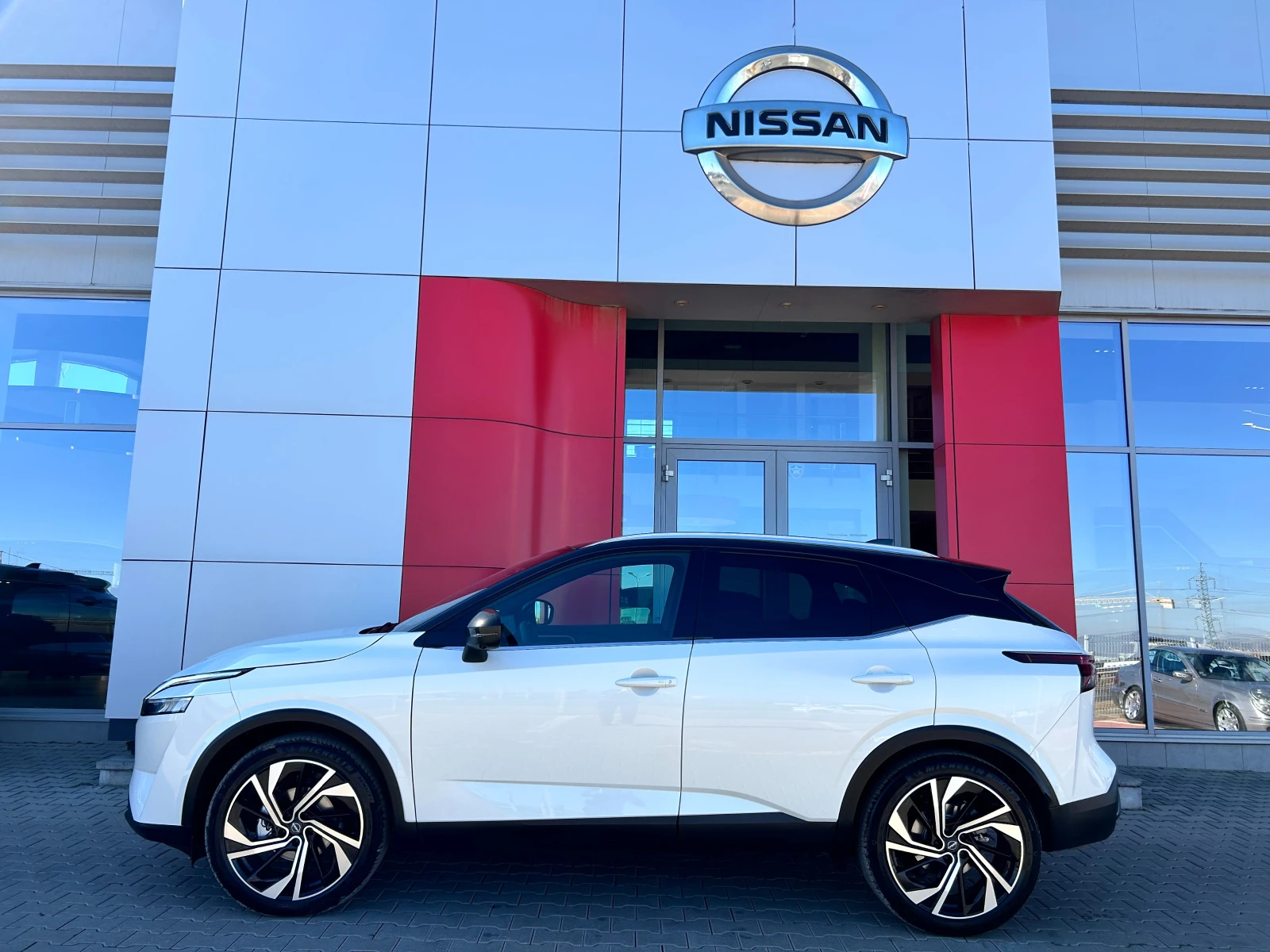 Nissan Qashqai 1.3 Tekna Plus A/T, снимка 2 - Автомобили и джипове - 56517157