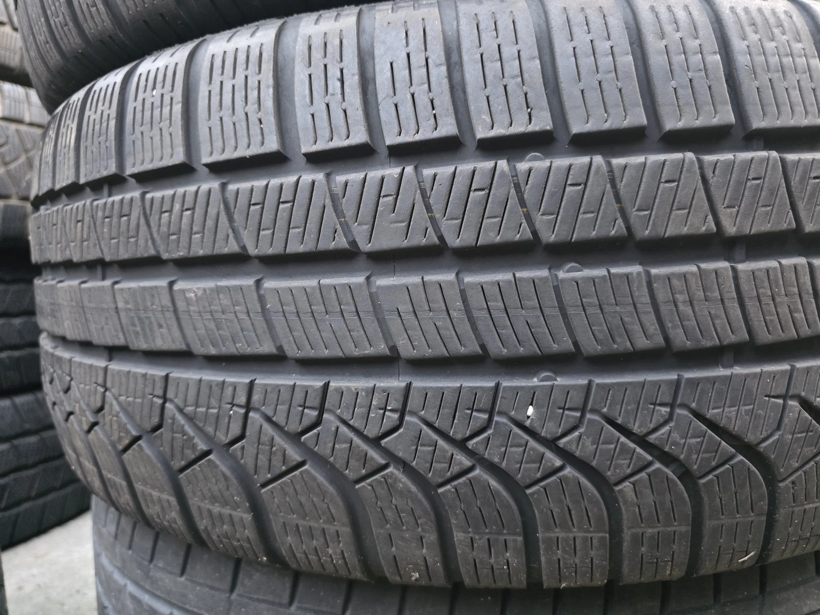 Гуми Зимни 245/45R19, снимка 2 - Гуми и джанти - 56724631