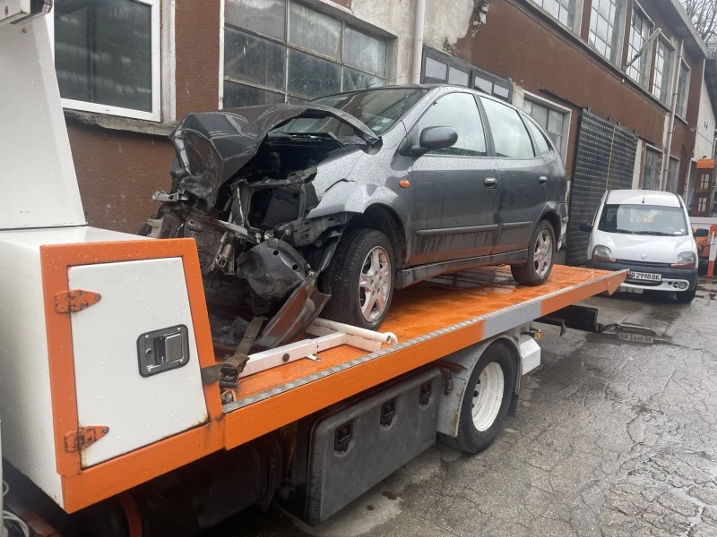 Nissan Almera tino 2.2dCI, снимка 2 - Автомобили и джипове - 45081028