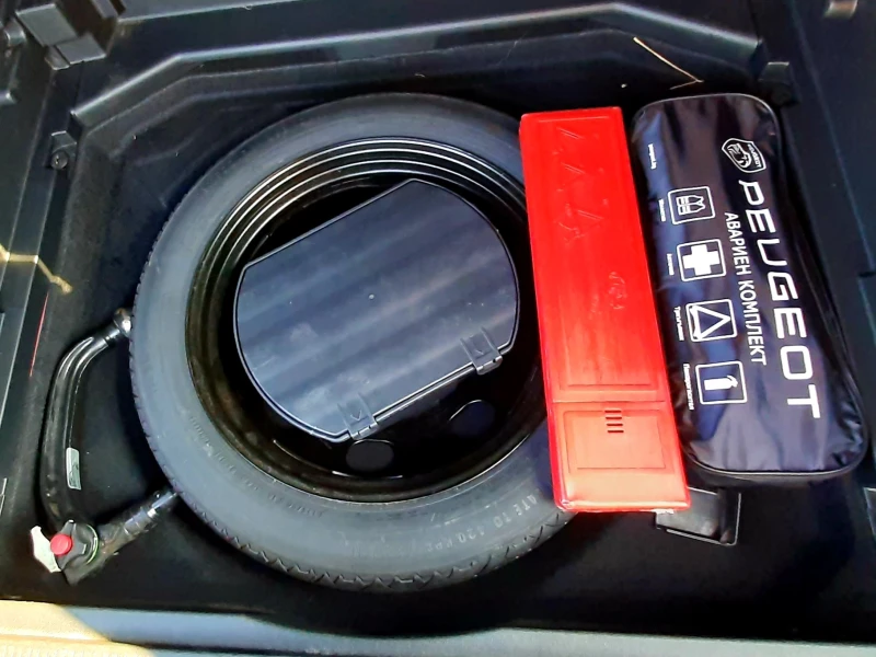 Peugeot 3008 1.5 Blue-HDi GT-Line, нов внос, сервизна книжка, снимка 11 - Автомобили и джипове - 52604247