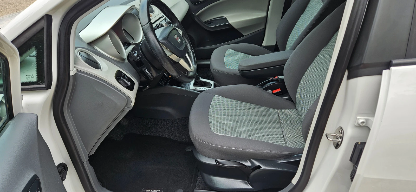Seat Ibiza 1.6i!!! АВТОМАТ , снимка 11 - Автомобили и джипове - 55013788