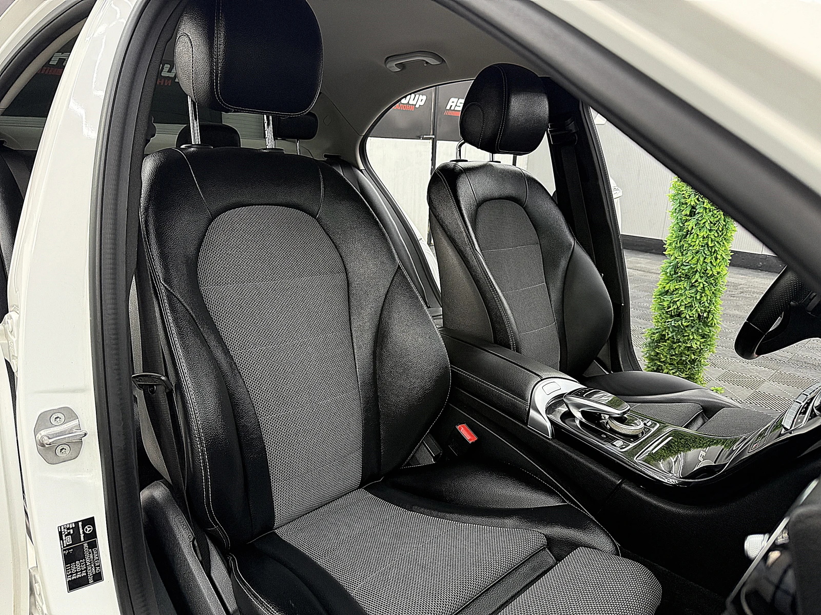 Mercedes-Benz C 220 KeylessGo/Kamera/AMG-line/СОБСТВЕН ЛИЗИНГ, снимка 15 - Автомобили и джипове - 55406851
