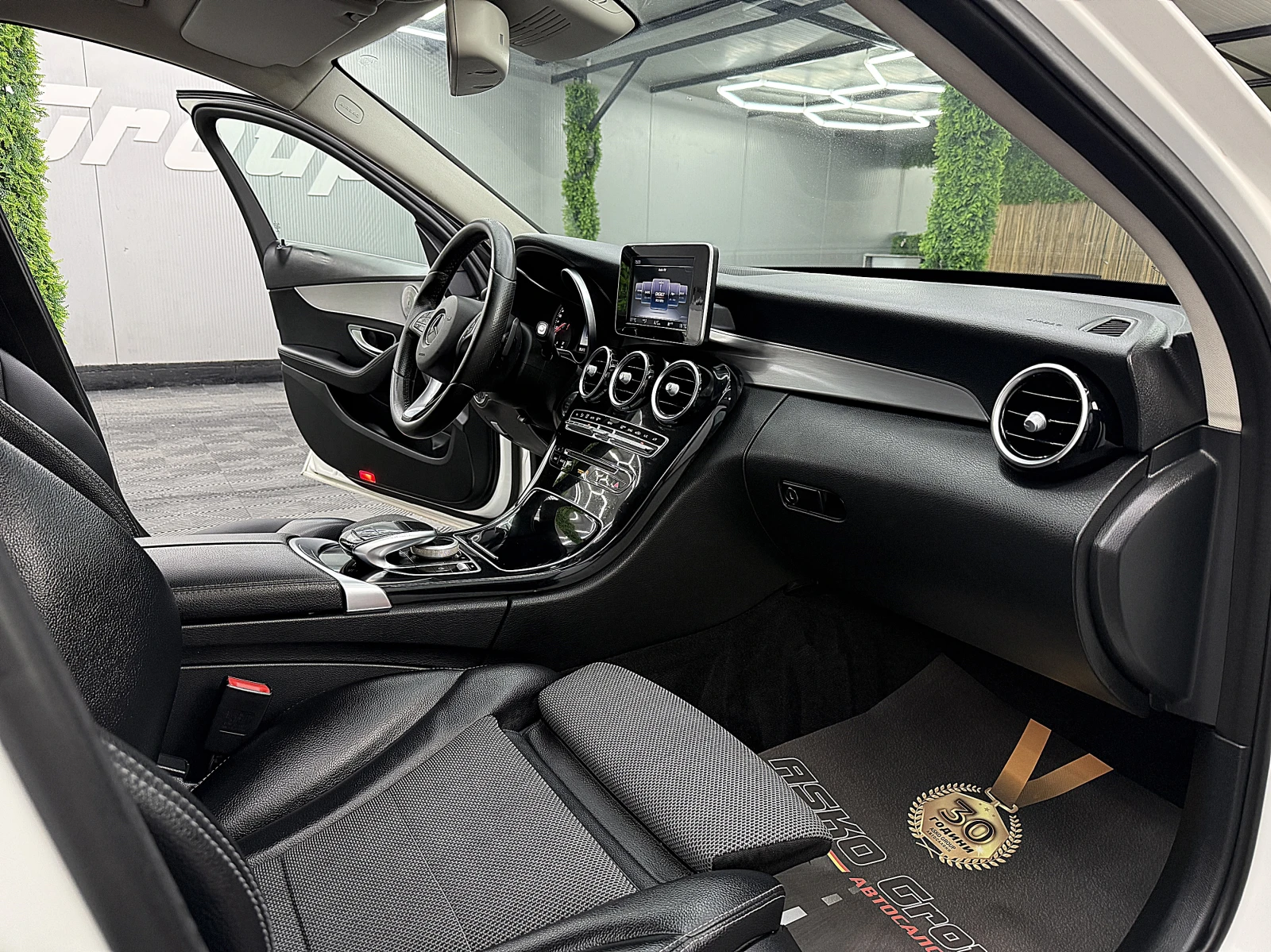 Mercedes-Benz C 220 KeylessGo/Kamera/AMG-line/СОБСТВЕН ЛИЗИНГ, снимка 14 - Автомобили и джипове - 55406851