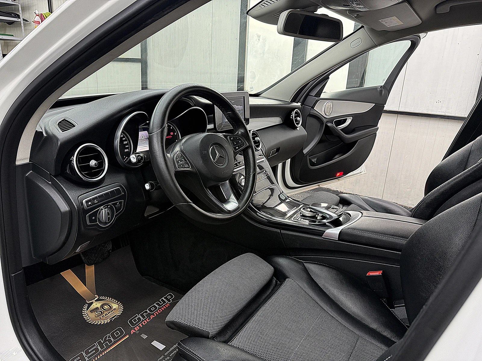 Mercedes-Benz C 220 KeylessGo/Kamera/AMG-line/СОБСТВЕН ЛИЗИНГ, снимка 11 - Автомобили и джипове - 55406851