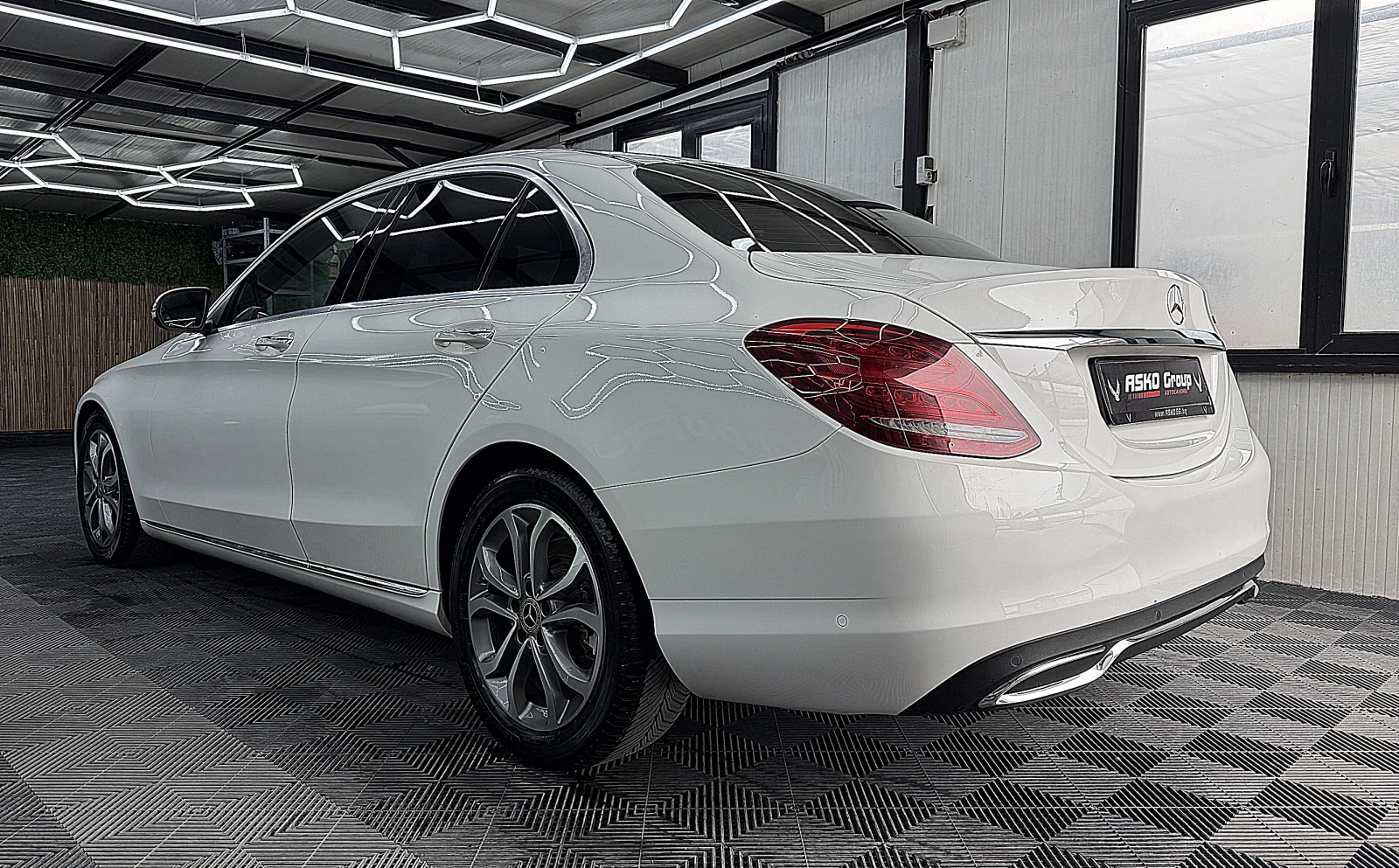 Mercedes-Benz C 220 KeylessGo/Kamera/AMG-line/СОБСТВЕН ЛИЗИНГ, снимка 4 - Автомобили и джипове - 55406851