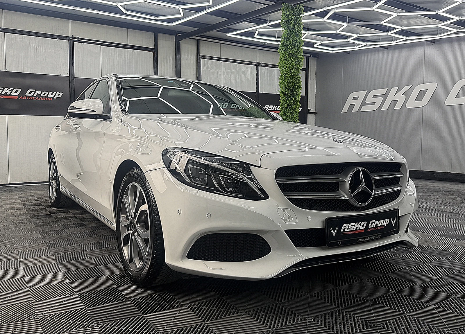 Mercedes-Benz C 220 KeylessGo/Kamera/AMG-line/СОБСТВЕН ЛИЗИНГ, снимка 3 - Автомобили и джипове - 55406851
