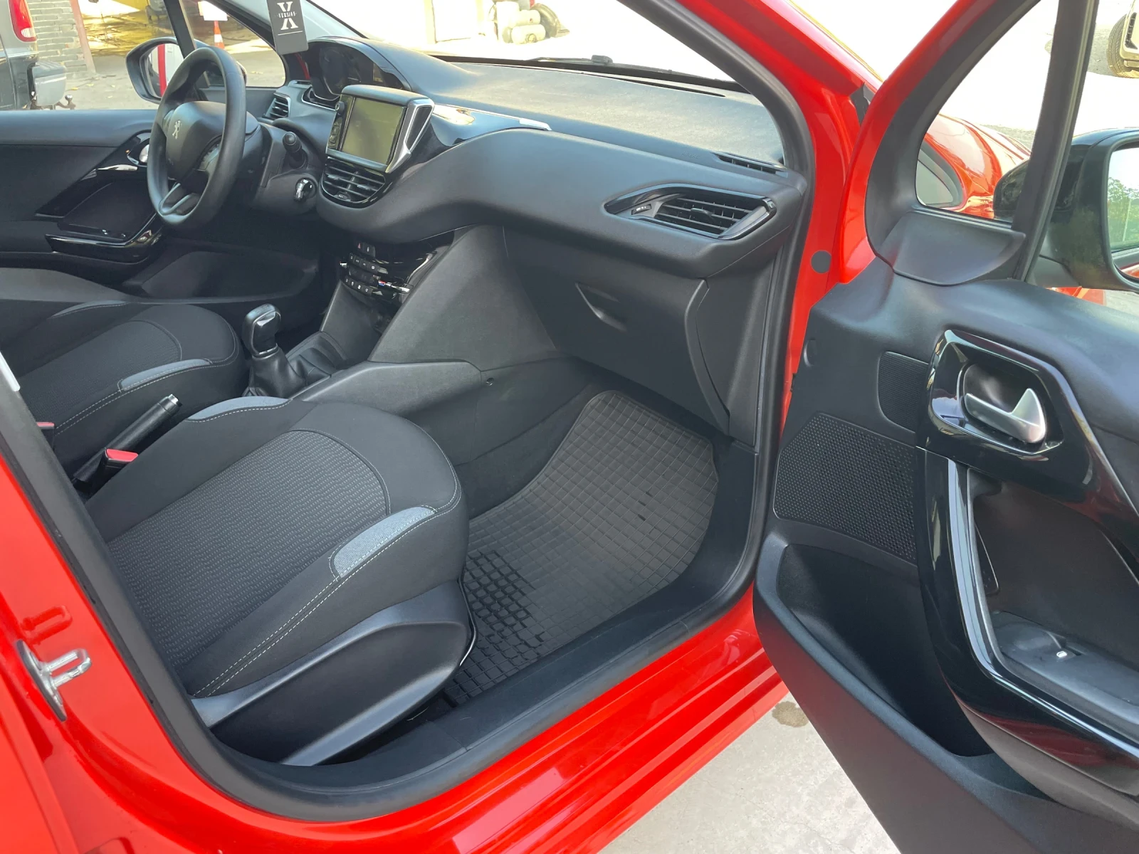 Peugeot 208 1.2  facelift, снимка 9 - Автомобили и джипове - 56442712