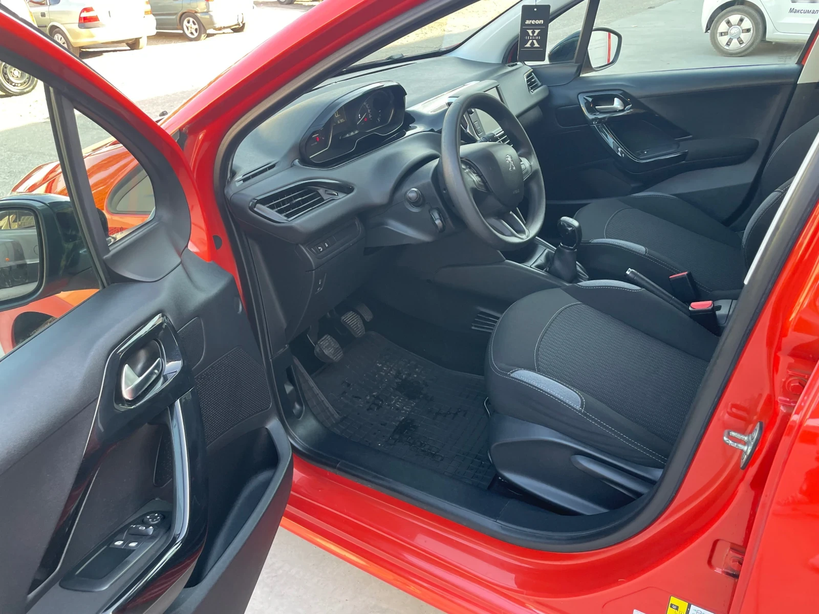 Peugeot 208 1.2  facelift, снимка 8 - Автомобили и джипове - 56442712