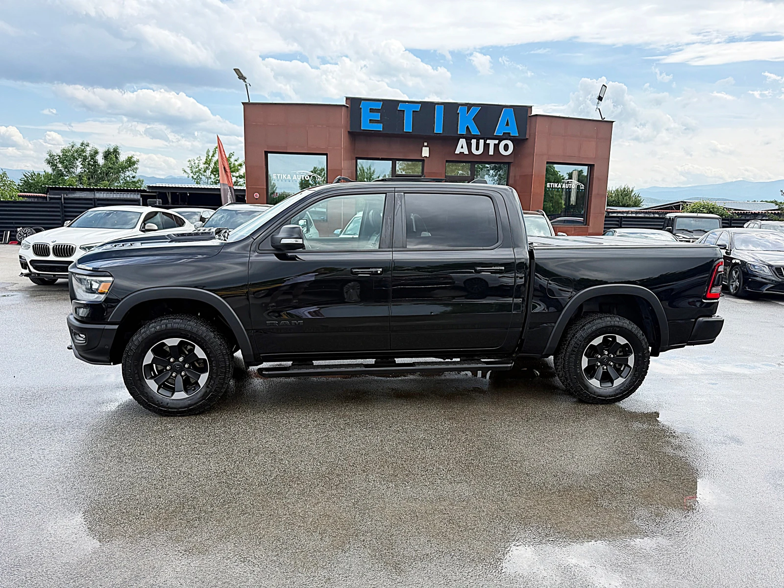 Dodge RAM 1500 5.7HAMI-REBEL-НА ВЪЗДУХ-ПАНОРАМА-КАМЕРА-LED-XENON!, снимка 4 - Автомобили и джипове - 54588510