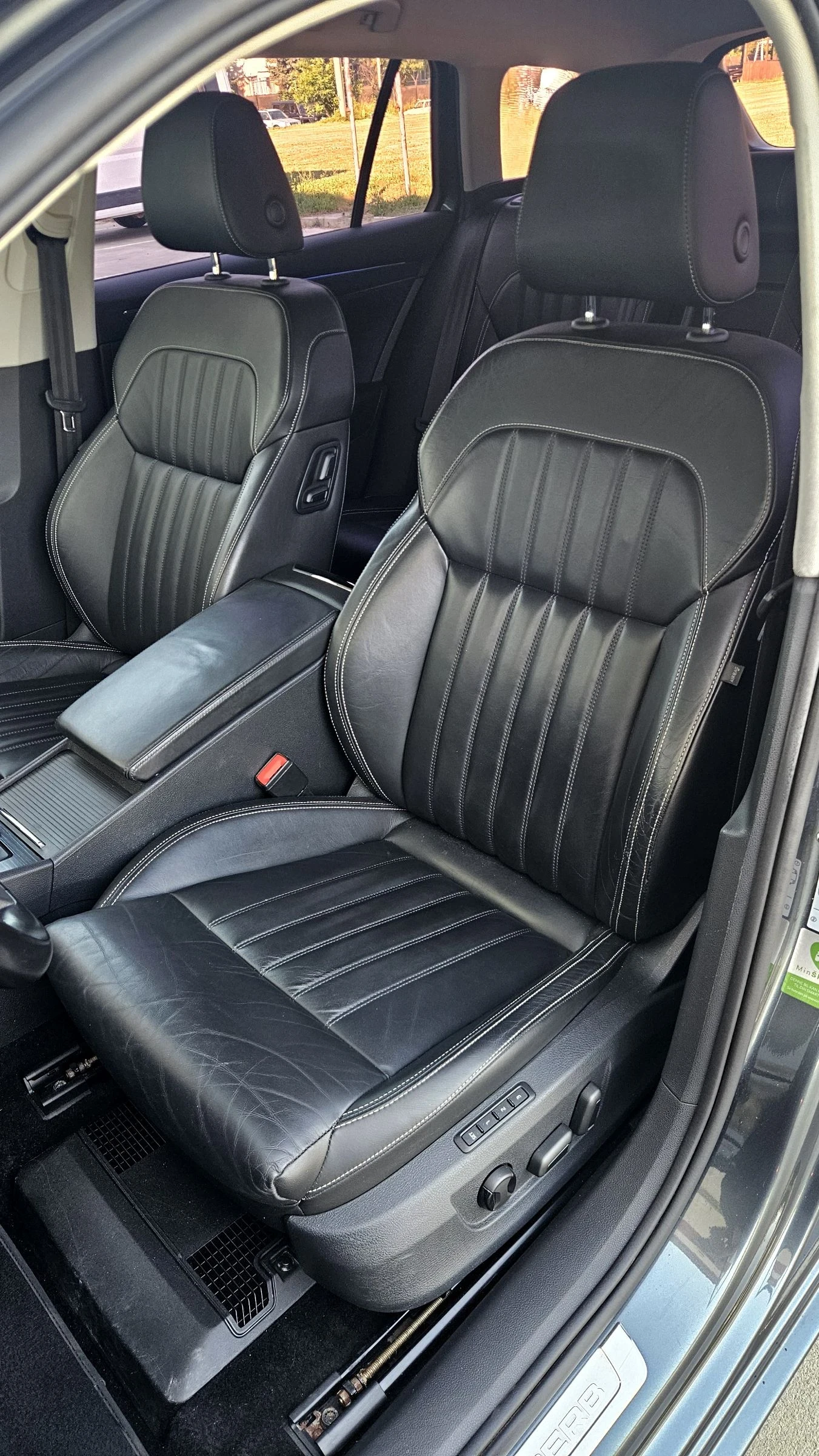 Skoda Superb Digital, AmbientLight, Crystal Lighting , снимка 11 - Автомобили и джипове - 54983537