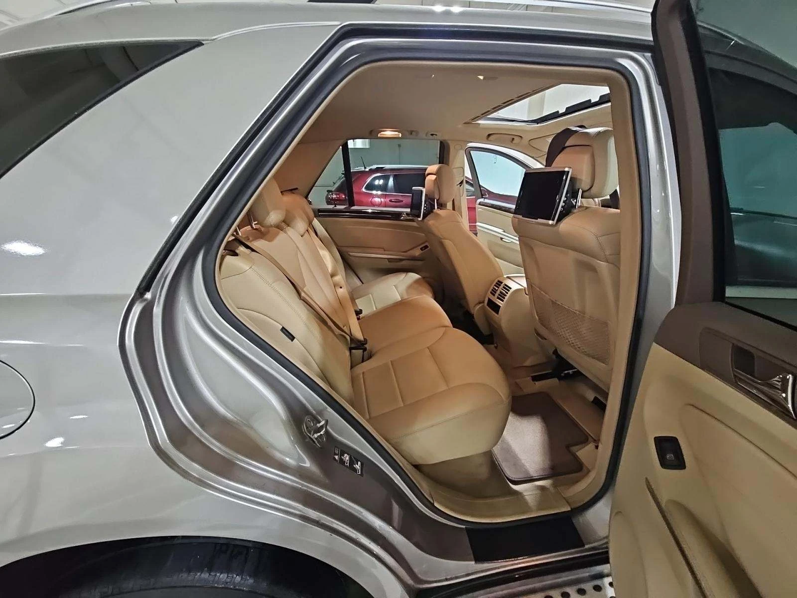 Mercedes-Benz ML 500 AMG* PACK* 5.5* V8* HARMON* KARDON* ПОДГРЕВ* КЕЙЛЕ, снимка 12 - Автомобили и джипове - 53727691