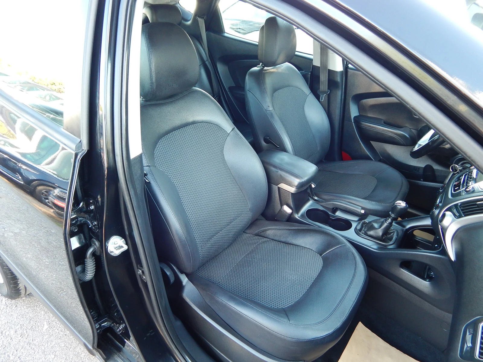 Hyundai IX35 1.7CRDI* СЕРВИЗНИ ДОКУМЕНТИ* , снимка 17 - Автомобили и джипове - 54908993