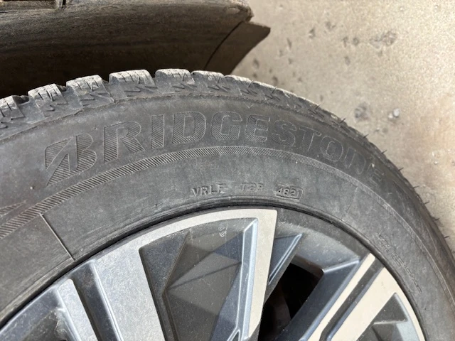 Гуми Зимни 215/65R17, снимка 3 - Гуми и джанти - 53233766