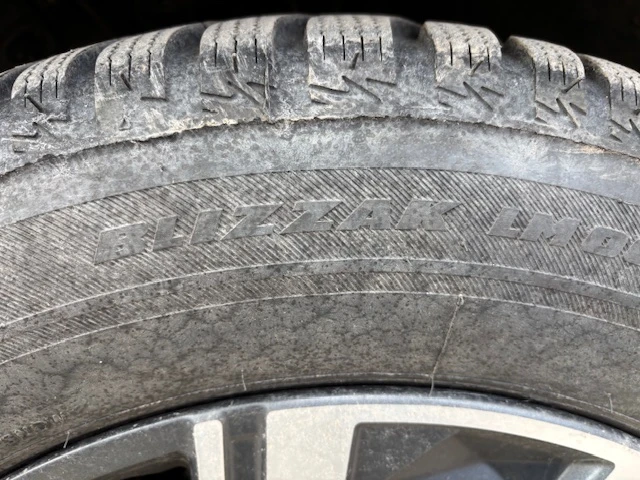 Гуми Зимни 215/65R17, снимка 4 - Гуми и джанти - 53233766