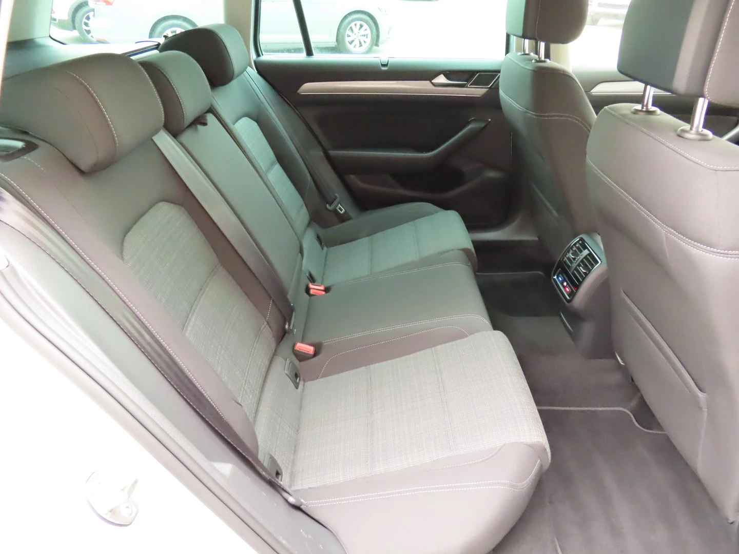 VW Passat Business 2.0 TDI SCR DSG - изображение 8