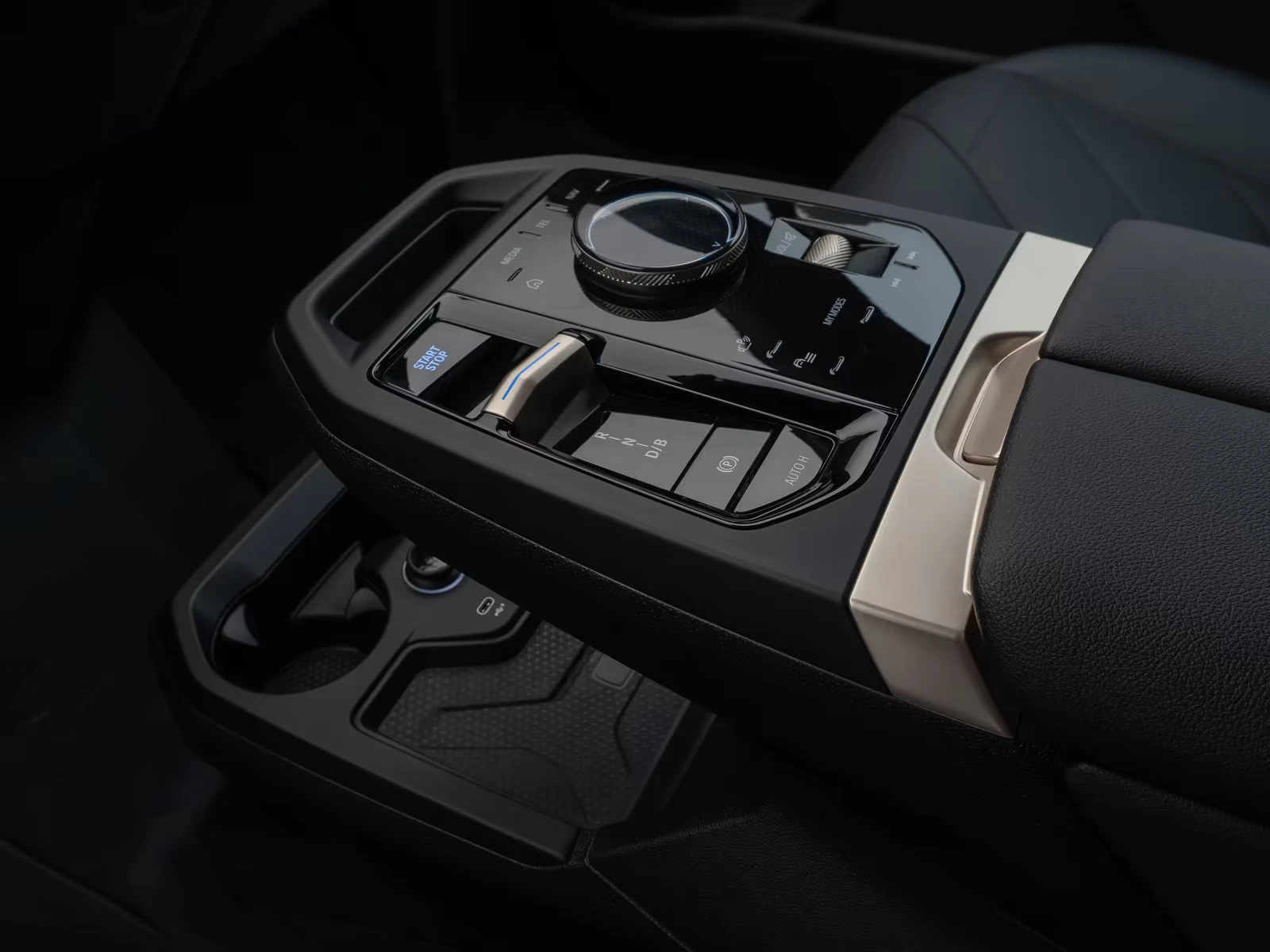 BMW iX xDRIVE-40/326HP/SPORT/22/360/ACC/H&K/280z, снимка 16 - Автомобили и джипове - 54123358