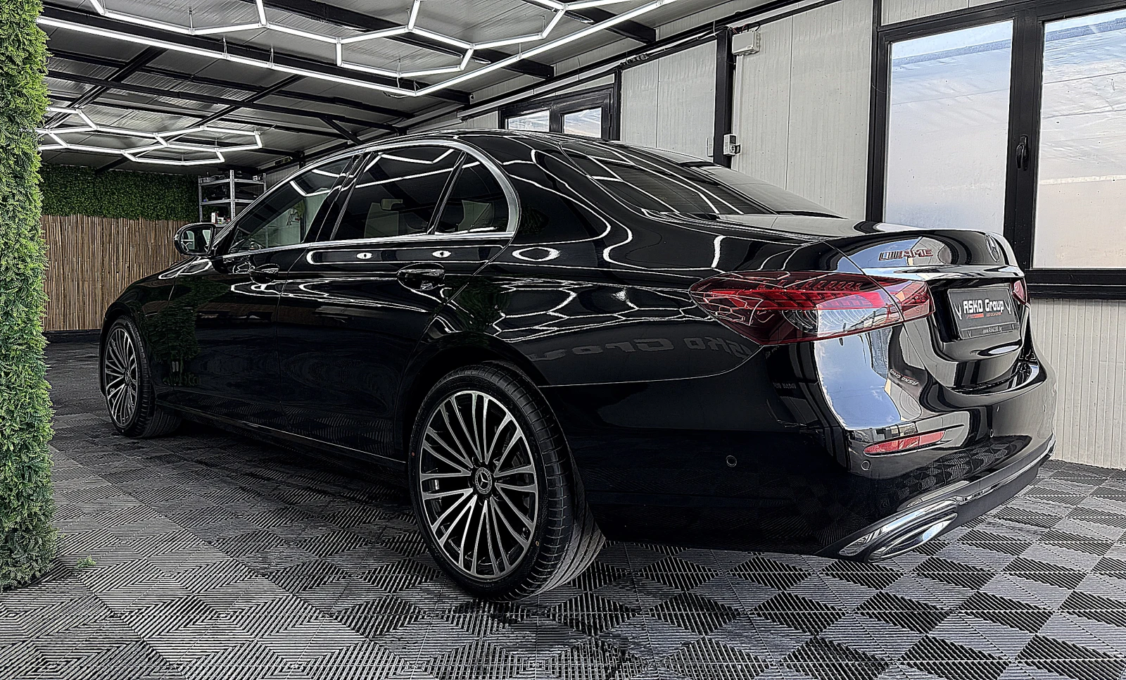 Mercedes-Benz E 220 AMG-line/Facelift/DIGITAL/9gt/СОБСТВЕН ЛИЗИНГ, снимка 4 - Автомобили и джипове - 55085410