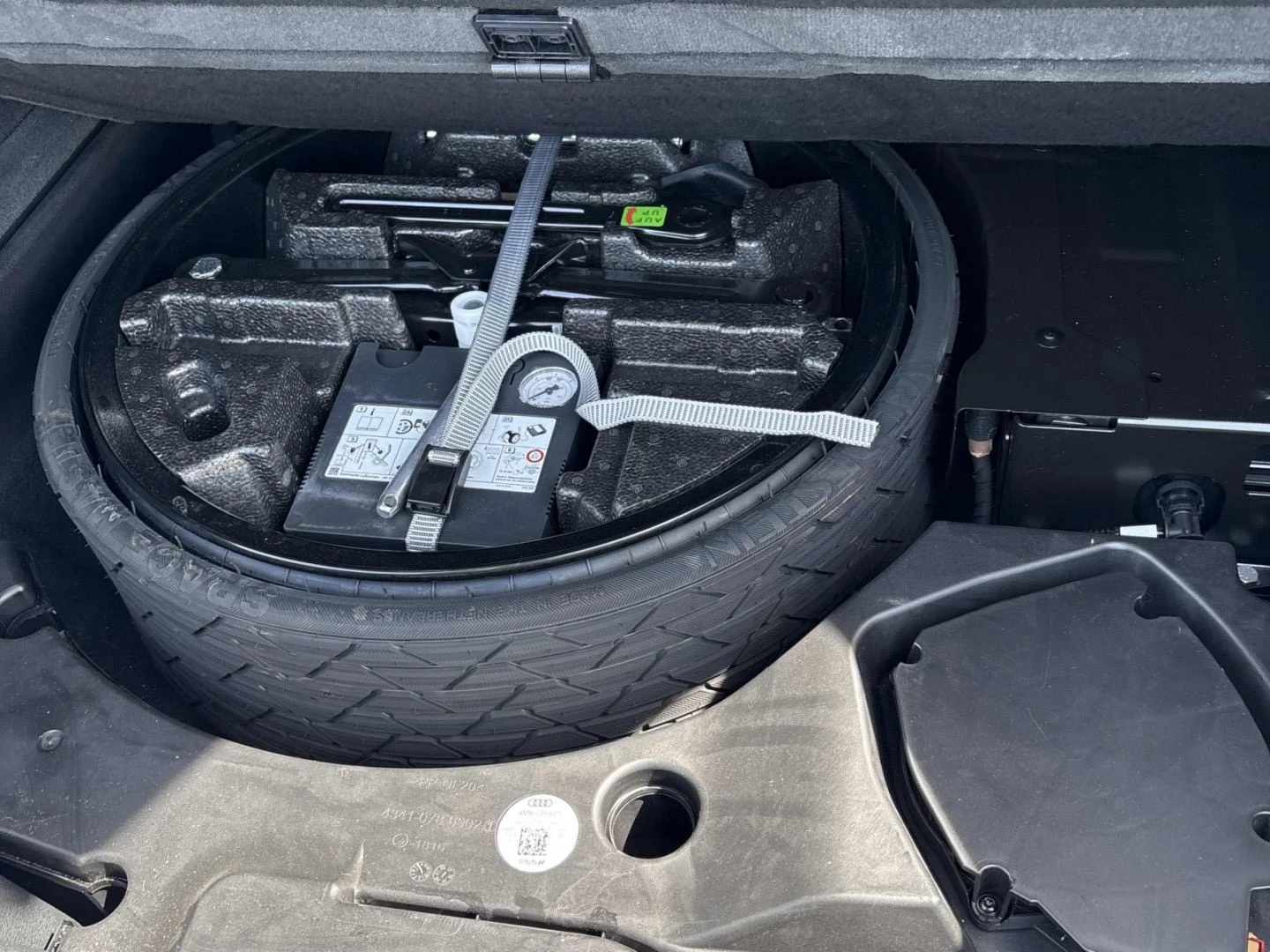 Audi Q8 Progressiv* Quattro* Pan/Roof* Apple carplay* Keyl, снимка 11 - Автомобили и джипове - 55088341