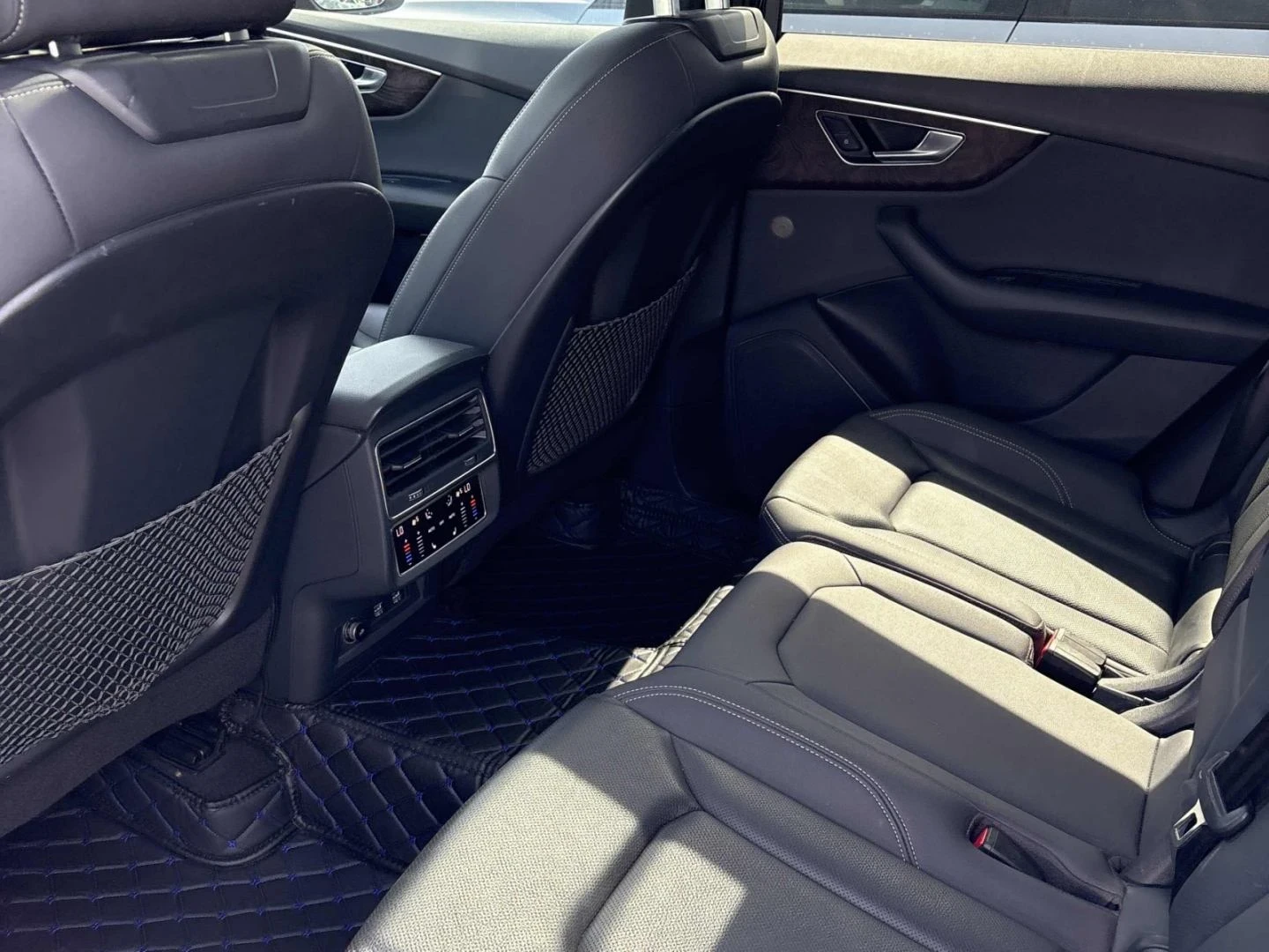 Audi Q8 Progressiv* Quattro* Pan/Roof* Apple carplay* Keyl, снимка 9 - Автомобили и джипове - 55088341