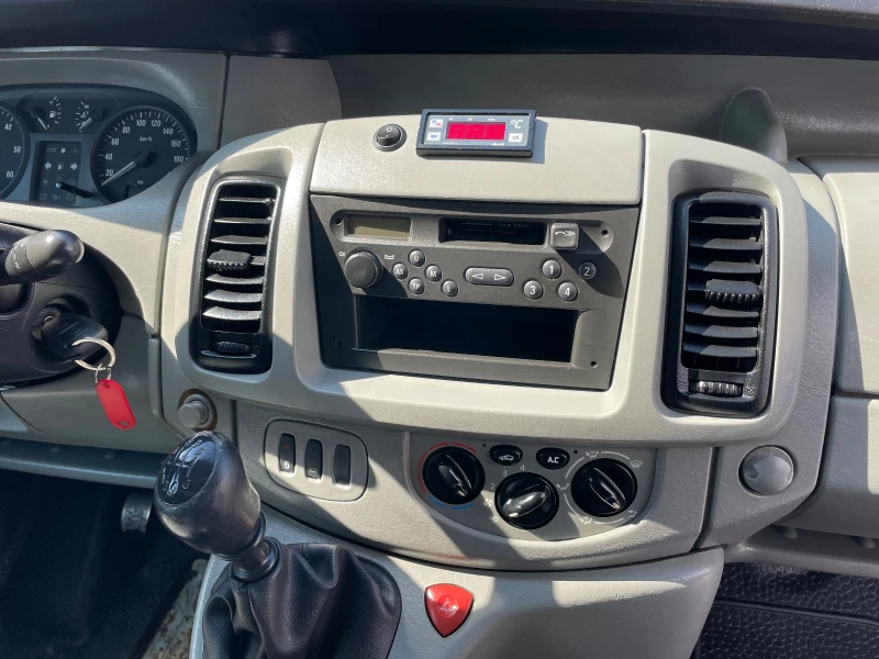 Renault Trafic 1.9 DCi // КЛИМАТИК// ХЛАДИЛЕН //, снимка 9 - Бусове и автобуси - 45825570