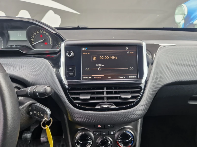 Peugeot 2008 1.2i Facelift, снимка 13 - Автомобили и джипове - 48484334