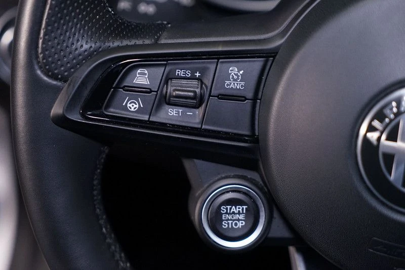Alfa Romeo Giulia 2.0-TURBO/280HP/VELOCE/ACC/AT8/MEMORY/558v - изображение 10