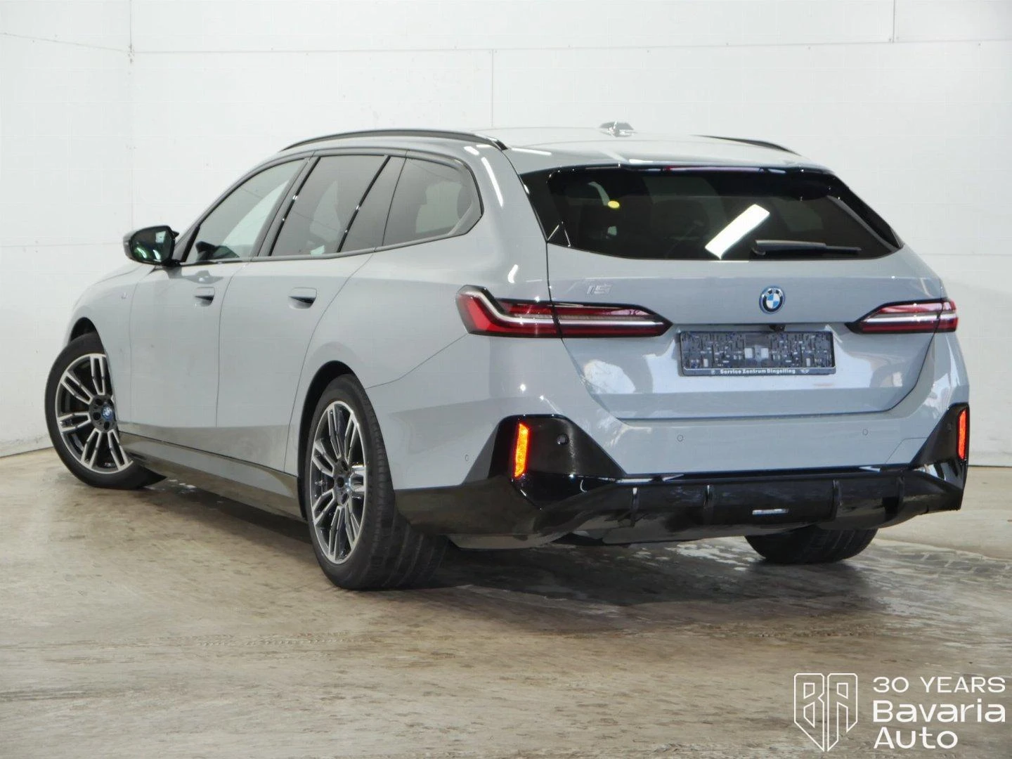 BMW i5 M60 xDrive Touring - изображение 2