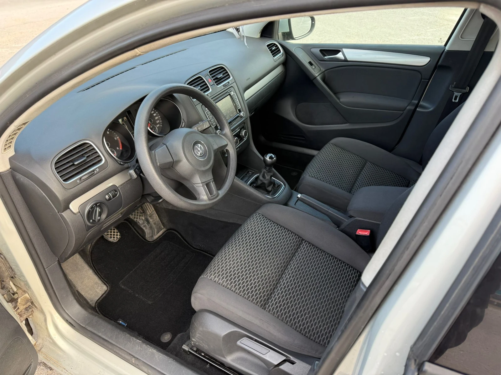 VW Golf 1.6 TDI, снимка 9 - Автомобили и джипове - 53893750