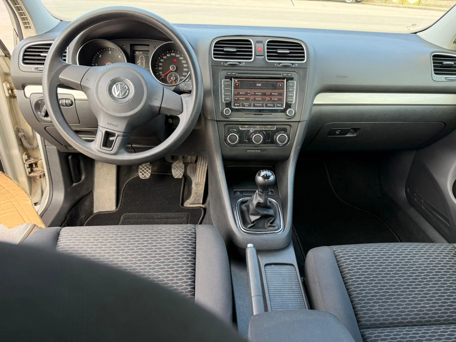 VW Golf 1.6 TDI, снимка 10 - Автомобили и джипове - 53893750