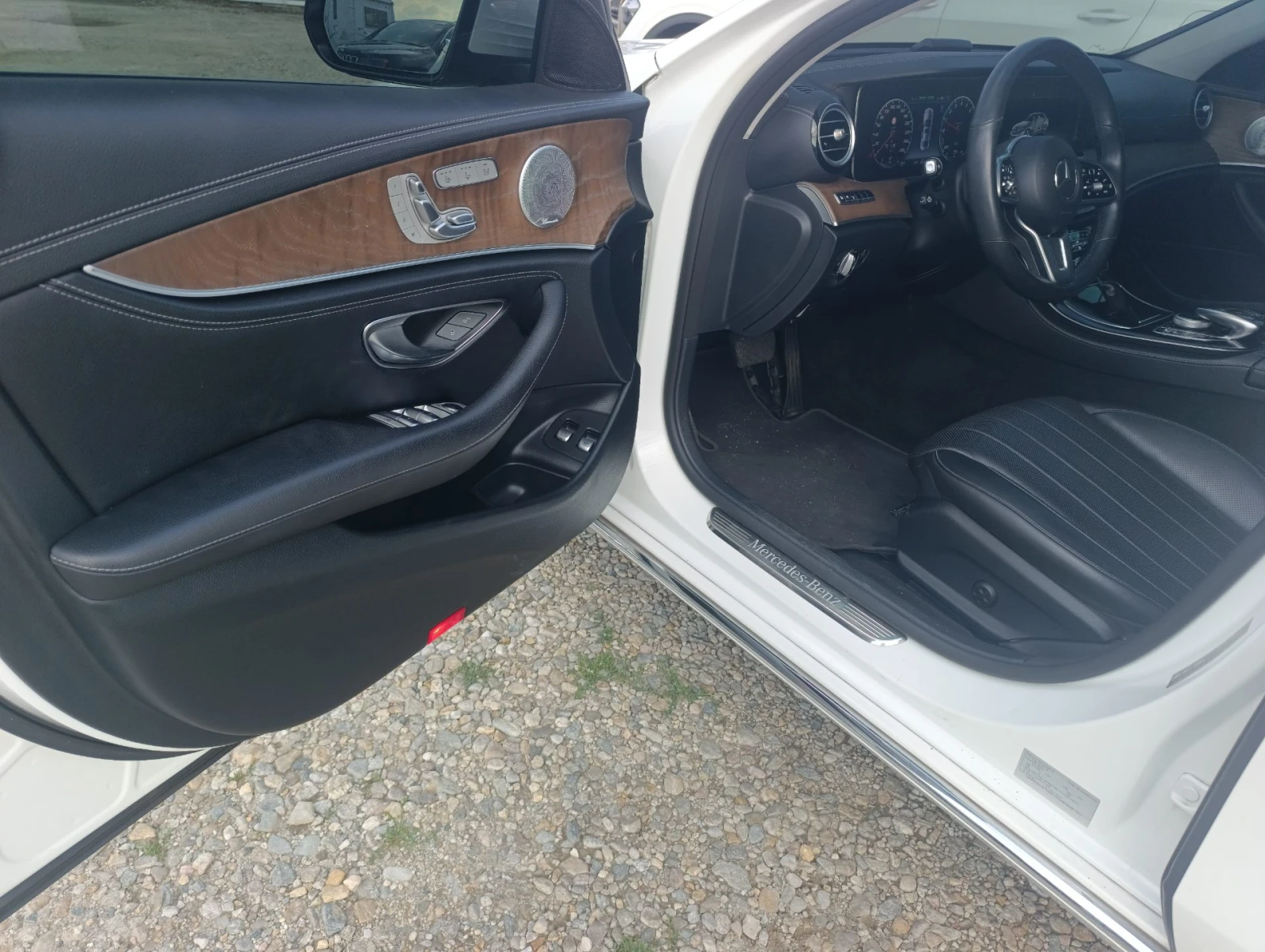 Mercedes-Benz E 300 4MATIC Exclusive , снимка 8 - Автомобили и джипове - 55097809