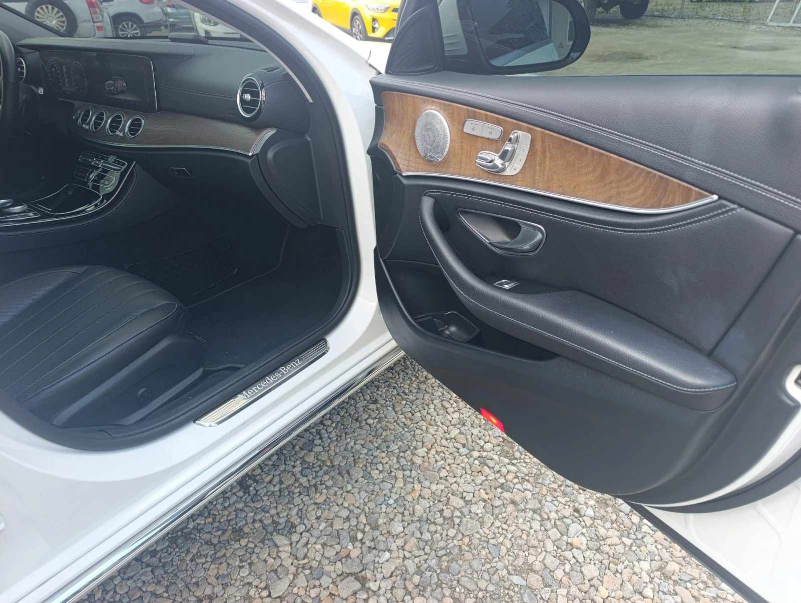 Mercedes-Benz E 300 4MATIC Exclusive , снимка 13 - Автомобили и джипове - 55097809