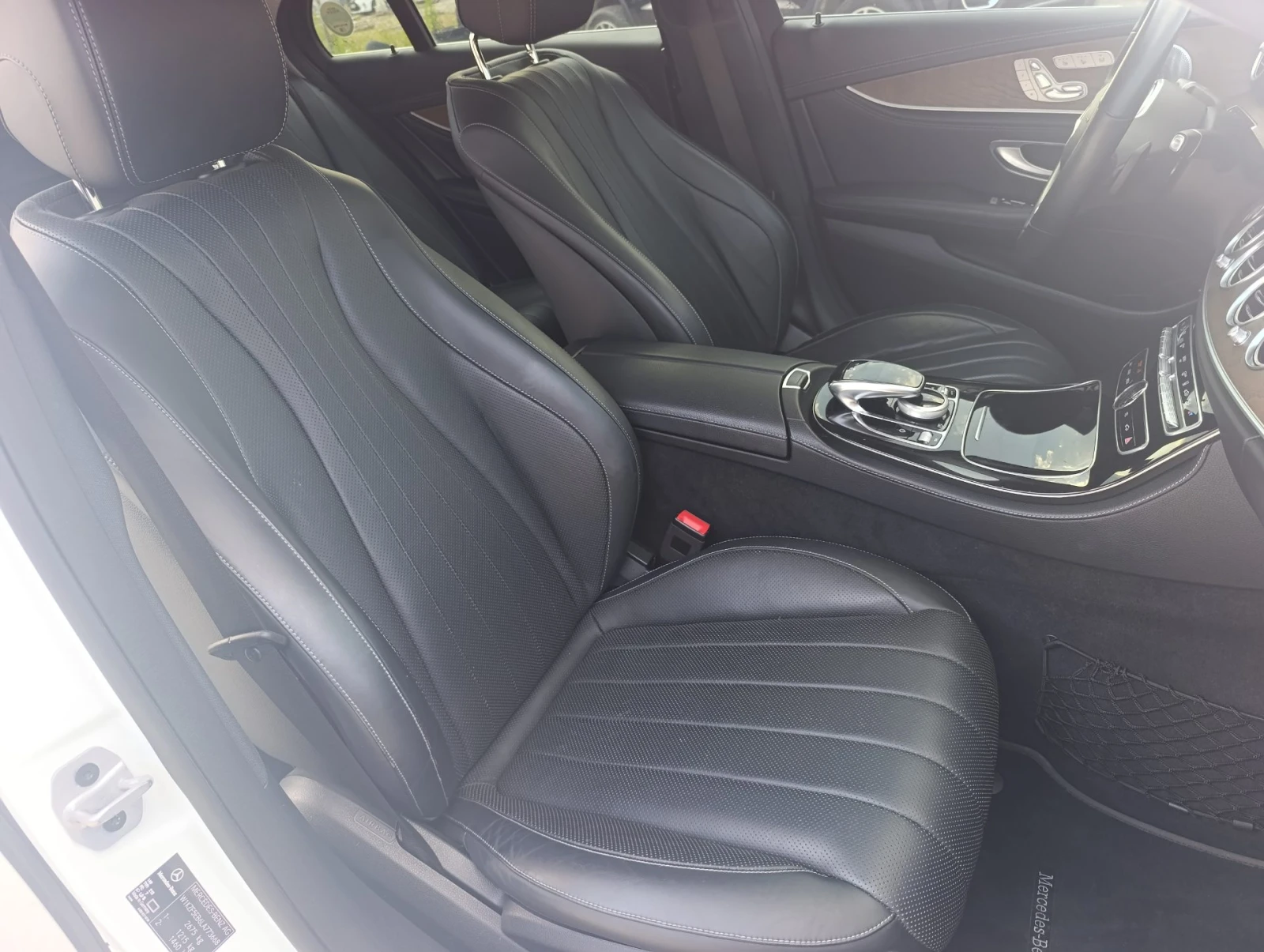 Mercedes-Benz E 300 4MATIC Exclusive , снимка 12 - Автомобили и джипове - 55097809