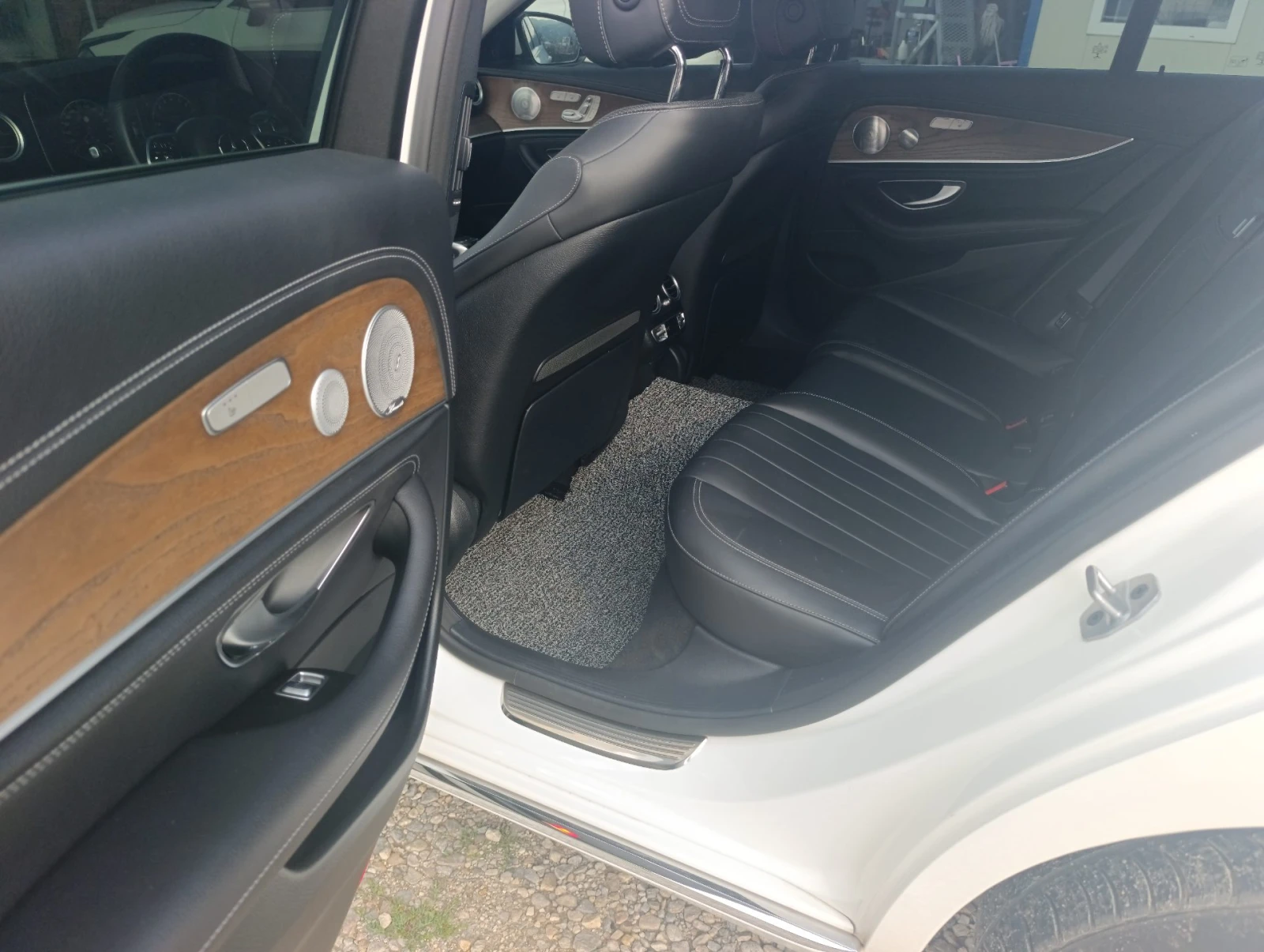 Mercedes-Benz E 300 4MATIC Exclusive , снимка 10 - Автомобили и джипове - 55097809