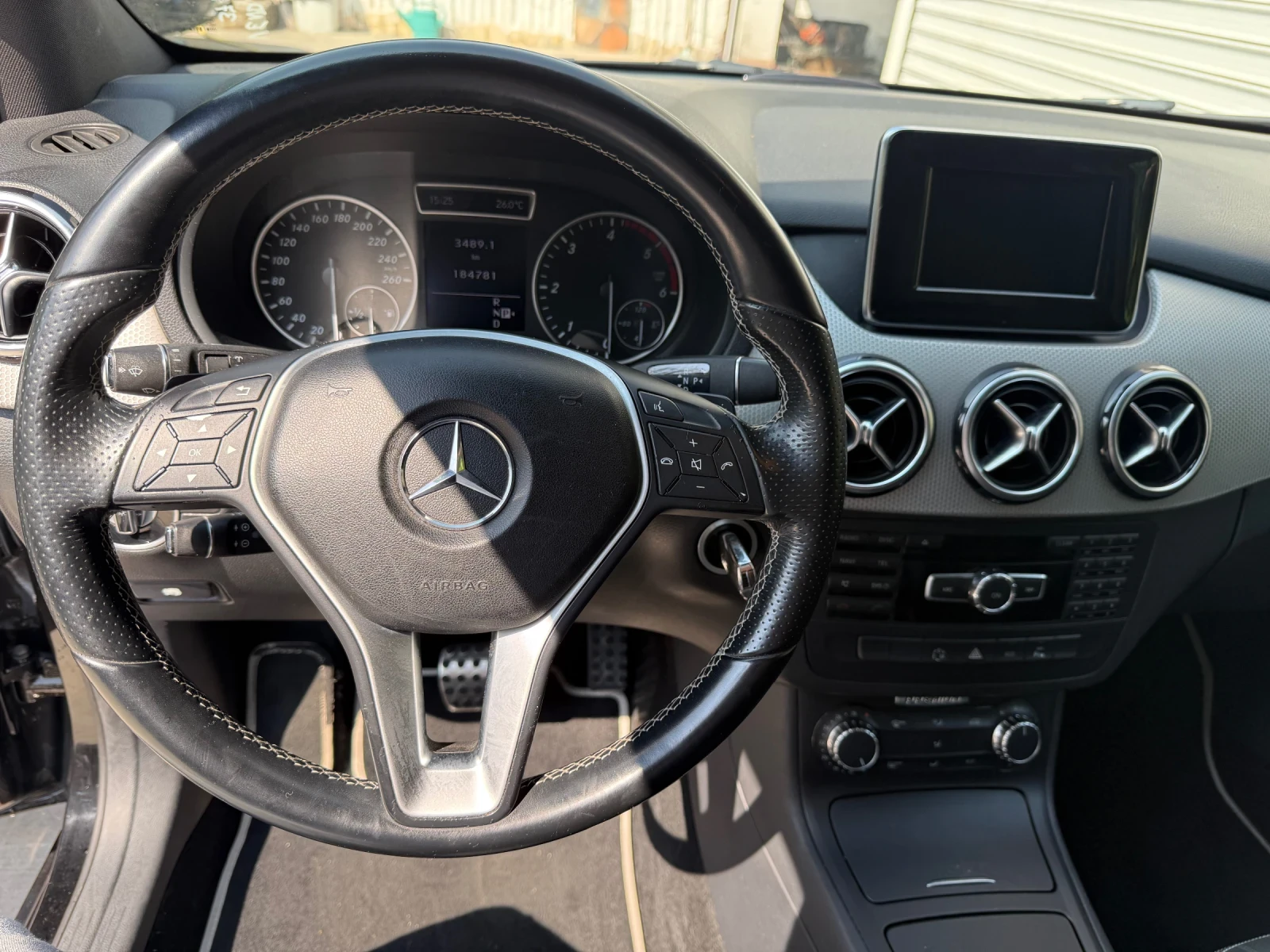 Mercedes-Benz B 180 * PREMIUM* Автоматик* Дистроник* Navi* LED* , снимка 5 - Автомобили и джипове - 55433673