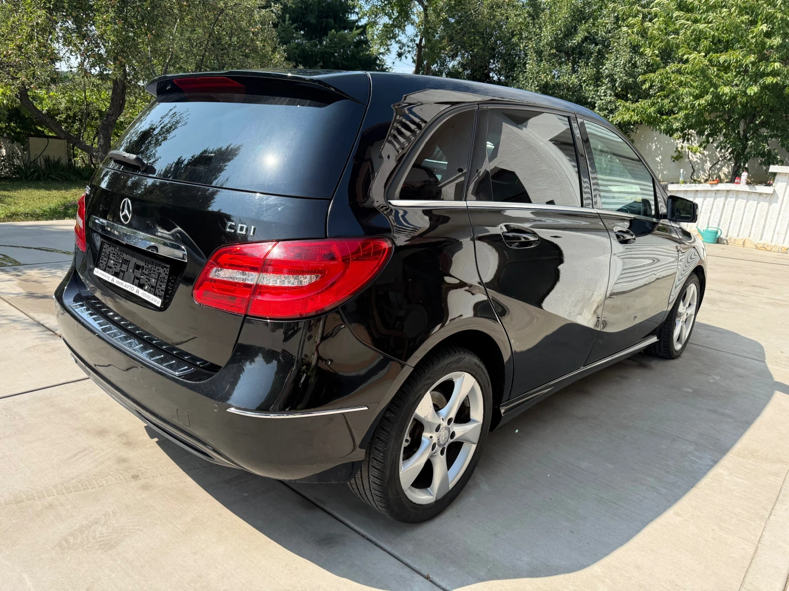 Mercedes-Benz B 180 * PREMIUM* Автоматик* Дистроник* Navi* LED* , снимка 3 - Автомобили и джипове - 55433673